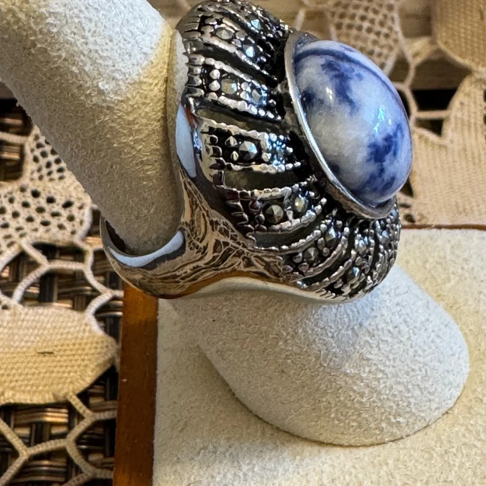 Blue marbled round stone marcasite framed silver tone ring